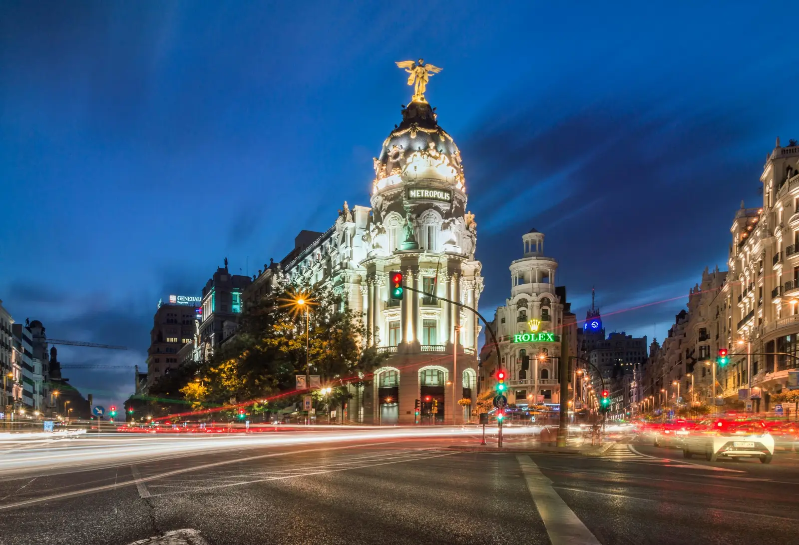 Inmobiliaria en Madrid: vista de la Gran Vía de noche